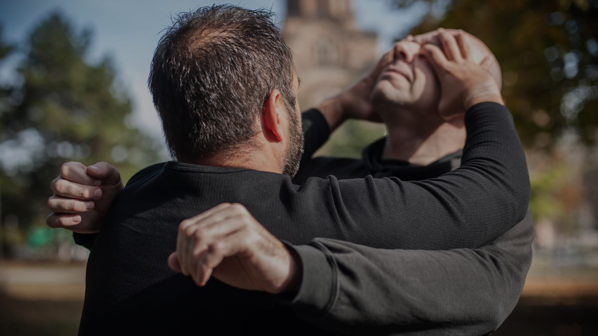 Realistische Selbstverteidigung für Anfänger: Verteidigung mit Augenstich in einer akuten Gefahrensituation