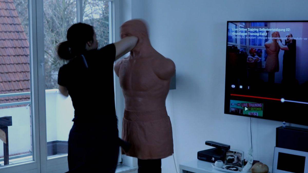 Online Selbstverteidigung zuhause trainieren: Training im Wohnzimmer mit Videoanleitung und Körperdummy
